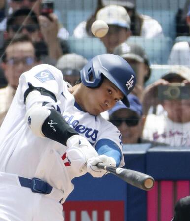 １回、２試合連続の先頭打者本塁打となる５号ソロを放つ大谷（共同）