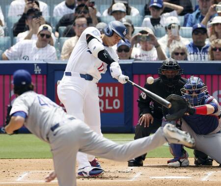 １回、２試合連続の先頭打者本塁打となる５号ソロを放つ大谷（共同）