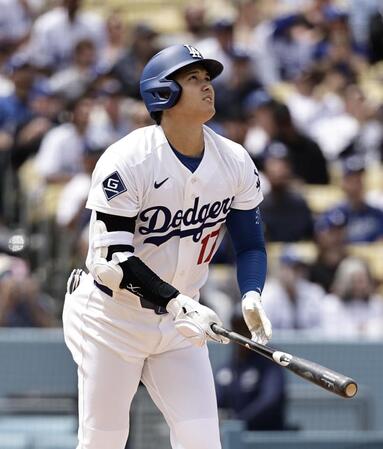 １回、２試合連続の先頭打者本塁打となる５号ソロを放つ大谷（共同）