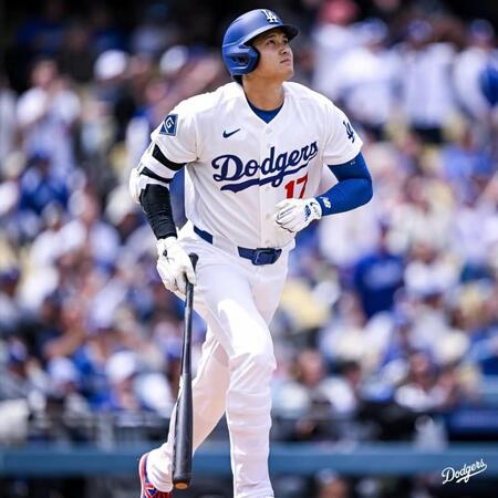１回、２試合連続の先頭打者本塁打となる５号ソロを放つ大谷（ロサンゼルス・ドジャース提供）