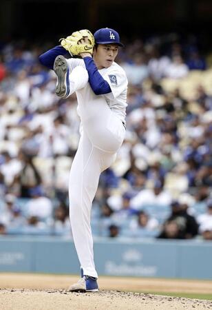 先発し、４回を投げ５安打２失点で２敗目を喫した佐々木（共同）