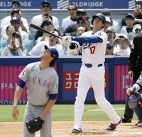 １回、２試合連続の先頭打者本塁打となる５号ソロを放つ大谷。投手デグロム（共同）