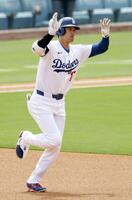 １回、２試合連続の先頭打者本塁打となる５号ソロを放ち、塁を回る大谷（共同）