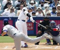 １回、２試合連続の先頭打者本塁打となる５号ソロを放つ大谷（共同）