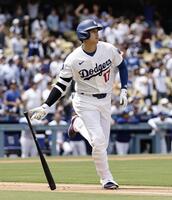 １回、２試合連続の先頭打者本塁打となる５号ソロを放つ大谷（共同）