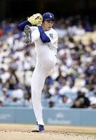 先発し、４回を投げ５安打２失点で２敗目を喫した佐々木（共同）