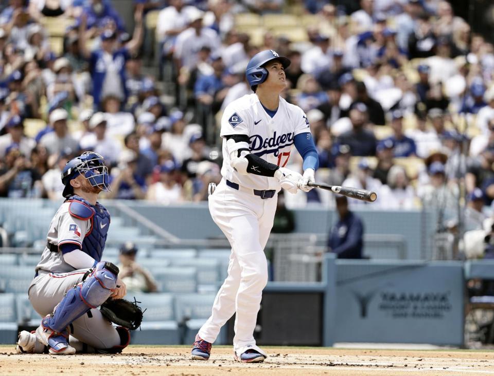 １回、２試合連続の先頭打者本塁打となる５号ソロを放つ大谷。昨季から４６試合連続出塁とし、日本勢最長記録を更新した（共同）