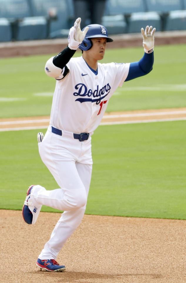 １回、２試合連続の先頭打者本塁打となる５号ソロを放ち、塁を回る大谷（共同）