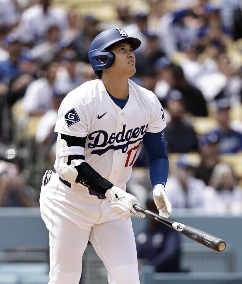 １回、２試合連続の先頭打者本塁打となる５号ソロを放つ大谷（共同）