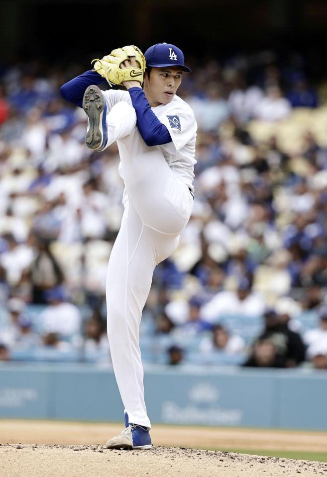 先発し、４回を投げ５安打２失点で２敗目を喫した佐々木（共同）