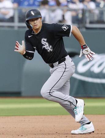 　米大リーグ、ロイヤルズ戦でプレーするホワイトソックスの村上宗隆内野手＝12日、カンザスシティー（共同）