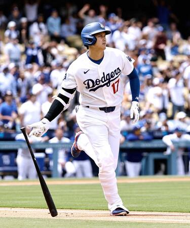 　１回、２試合連続の先頭打者本塁打となる５号ソロを放つドジャース・大谷（共同）