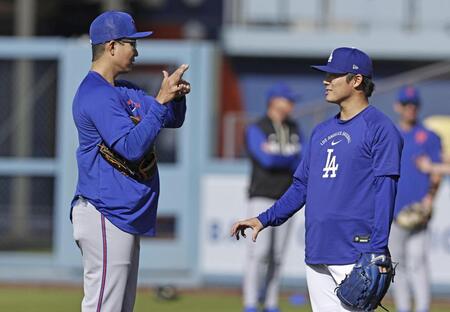 試合前、言葉を交わす千賀（左）と山本＝ロサンゼルス（共同）