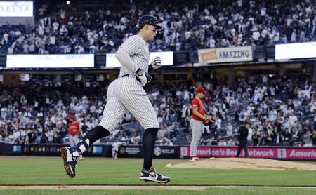 　１回、菊池（奥）から２ランを放ち塁を回るジャッジ＝ニューヨーク（ゲッティ＝共同）