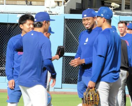 　ディアス（中央）、千賀（右端）と話し込む山本（左から２人目）＝撮影・小林信行