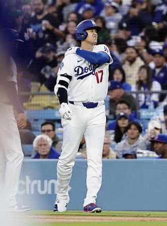 メッツ戦の１回、死球を受け出塁し、痛がる大谷＝ロサンゼルス（共同）