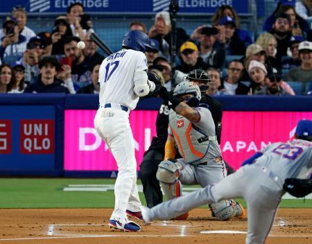 　メッツ戦の１回、死球を受けるドジャース・大谷。投手ピーターソン＝ロサンゼルス（共同）