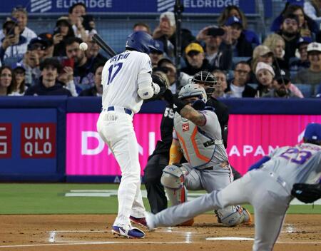 メッツ戦の１回、死球を受ける・大谷。投手ピーターソン＝ロサンゼルス（共同）