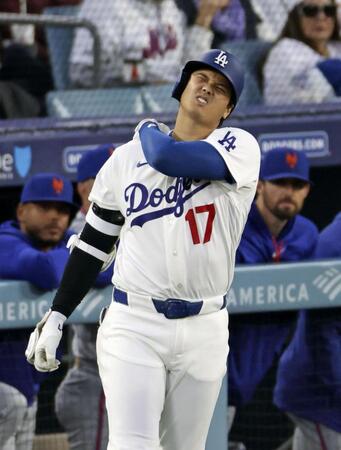 メッツ戦の１回、死球を受け出塁し、痛がる大谷＝ロサンゼルス（共同）