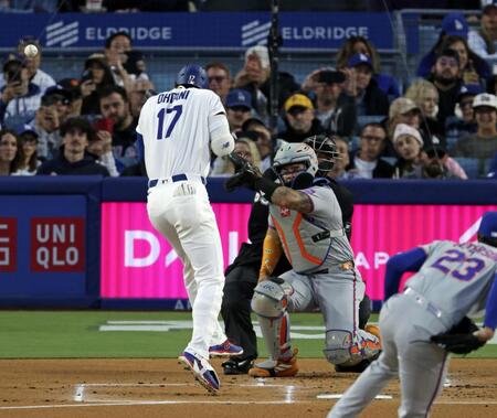 メッツ戦の１回、死球を受ける大谷。投手ピーターソン＝ロサンゼルス（共同）