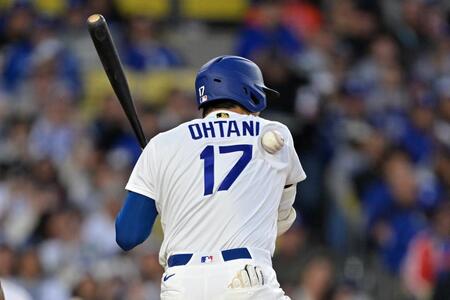 メッツ戦の１回、背中に死球を受ける大谷（写真提供Ｉｍａｇｎ／ロイター／アフロ）