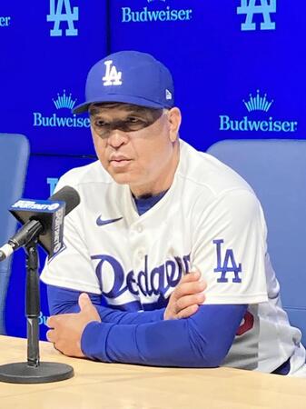 　試合後、大谷について語るロバーツ監督（撮影・小林信行）