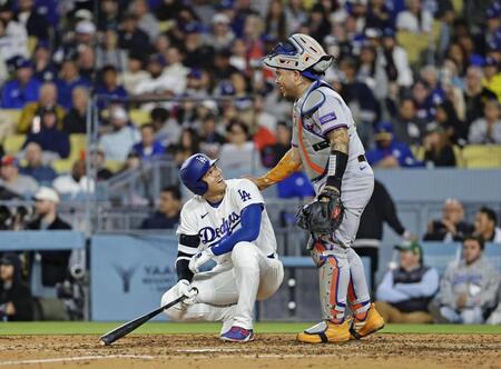 メッツ戦の６回、捕手アルバレスの一塁へのけん制球が当たりそうになり、笑顔を見せる大谷＝ロサンゼルス（共同）