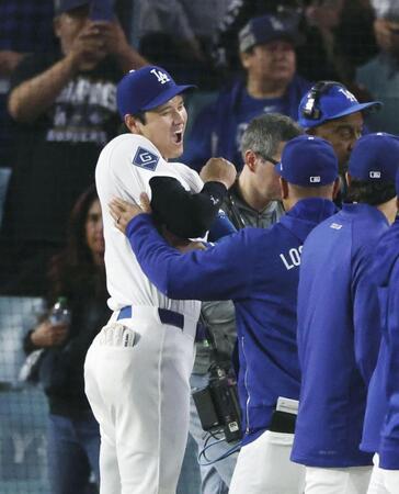 メッツに勝利しロバーツ監督（右）に迎えられる大谷＝ロサンゼルス（共同）