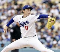 先発し、４回を投げ５安打２失点で２敗目を喫した佐々木（共同）