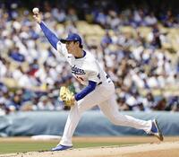 先発し、４回を投げ５安打２失点で２敗目を喫した佐々木（共同）