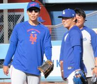 　試合前のフィールドで談笑する山本（右から２人目）と千賀（左）＝撮影・小林信行