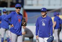 試合前、言葉を交わす千賀（左）と山本＝ロサンゼルス（共同）