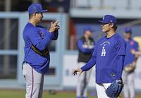 試合前、言葉を交わす千賀（左）と山本＝ロサンゼルス（共同）
