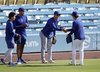 試合前、あいさつを交わす山本（右端）と千賀。左から２人目はディアス＝ロサンゼルス（共同）