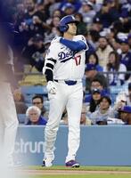 メッツ戦の１回、死球を受け出塁し、痛がる大谷＝ロサンゼルス（共同）