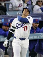 メッツ戦の１回、死球を受け出塁し、痛がる大谷＝ロサンゼルス（共同）