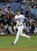 メッツ戦の１回、死球を受け、痛そうな表情で一塁へ向かう大谷＝ロサンゼルス（共同）