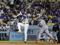 メッツ戦の６回、捕手アルバレスの一塁へのけん制球をよける大谷＝ロサンゼルス（共同）