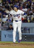 メッツ戦の６回、相手バッテリーの呼吸が合わず投手が投球しそうになり驚く大谷＝ロサンゼルス（共同）