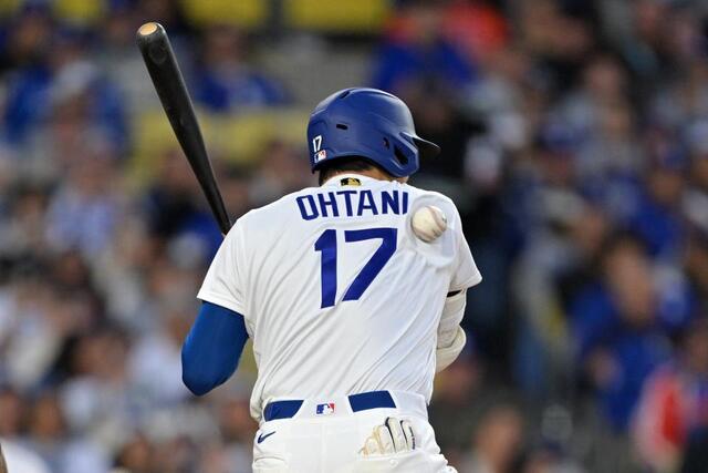 大谷翔平が第１打席で背中死球で絶叫