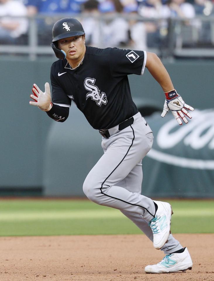 　米大リーグ、ロイヤルズ戦でプレーするホワイトソックスの村上宗隆内野手＝12日、カンザスシティー（共同）