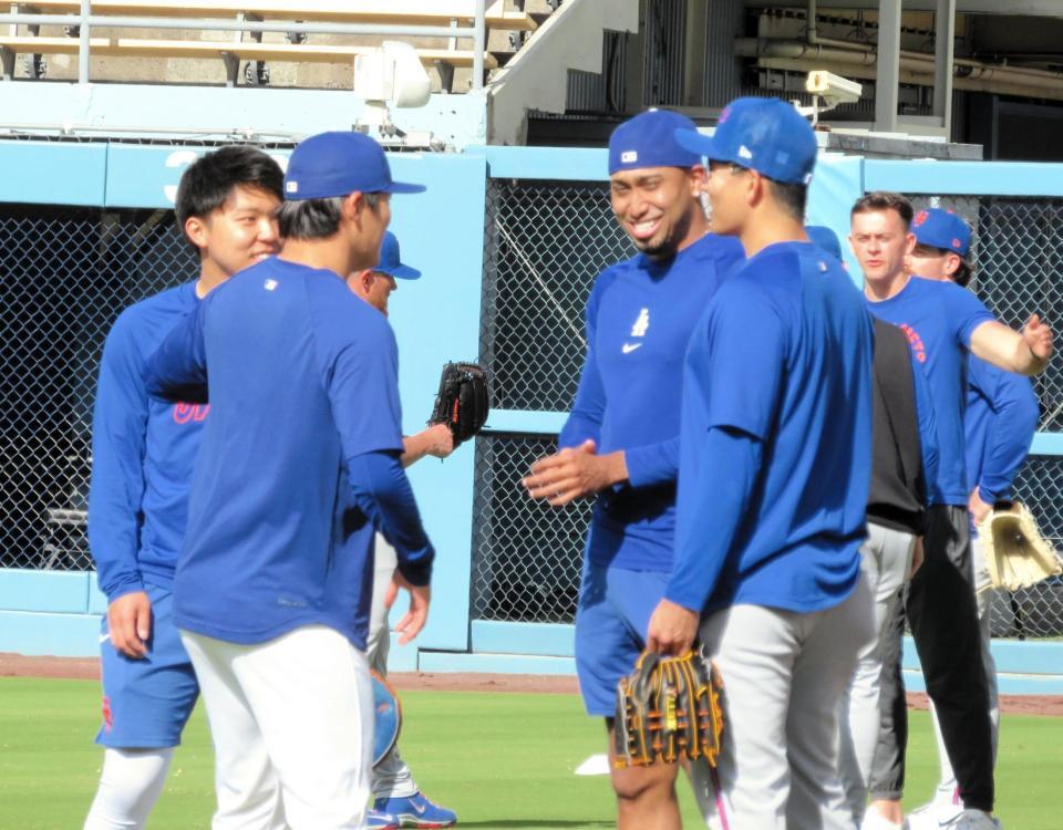 　ディアス（中央）、千賀（右端）と話し込む山本（左から２人目）＝撮影・小林信行