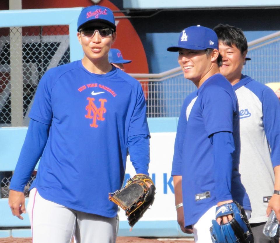 　試合前のフィールドで談笑する山本（右から２人目）と千賀（左）＝撮影・小林信行