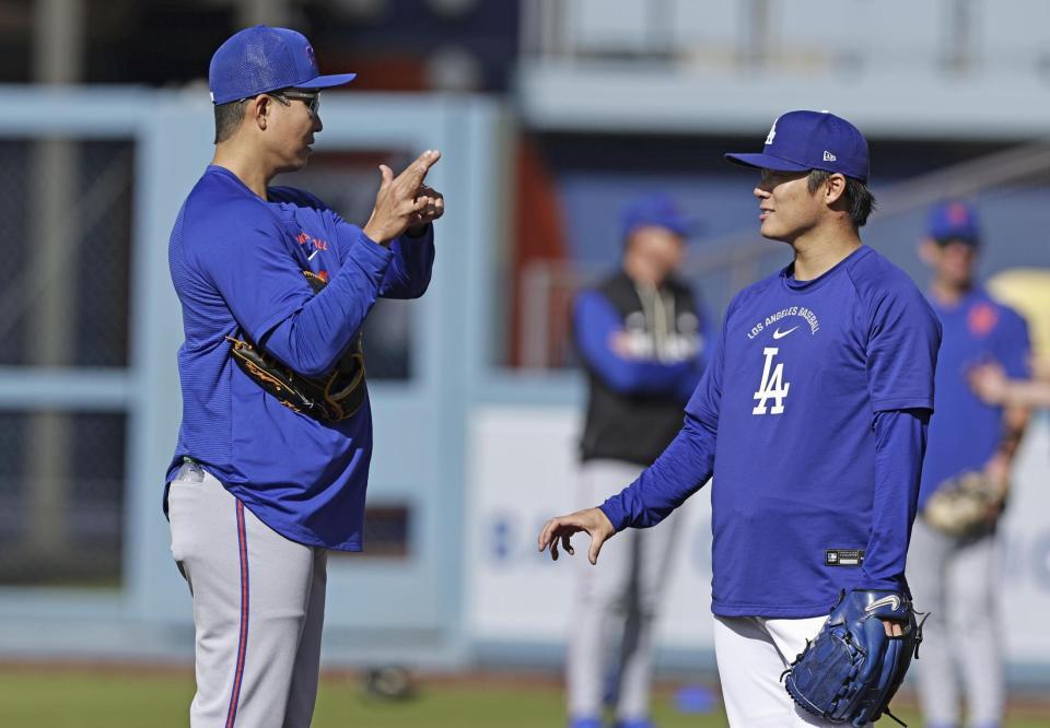 試合前、言葉を交わす千賀（左）と山本＝ロサンゼルス（共同）