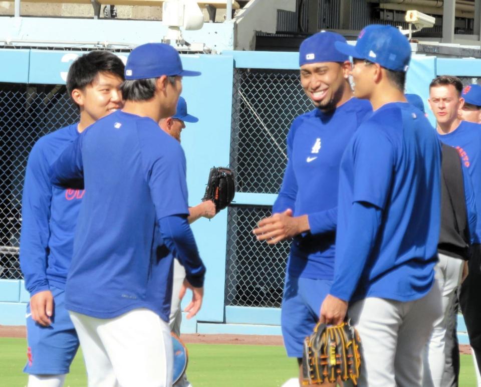 　ディアス（中央）、千賀（右端）と話し込む山本（左から２人目）＝撮影・小林信行