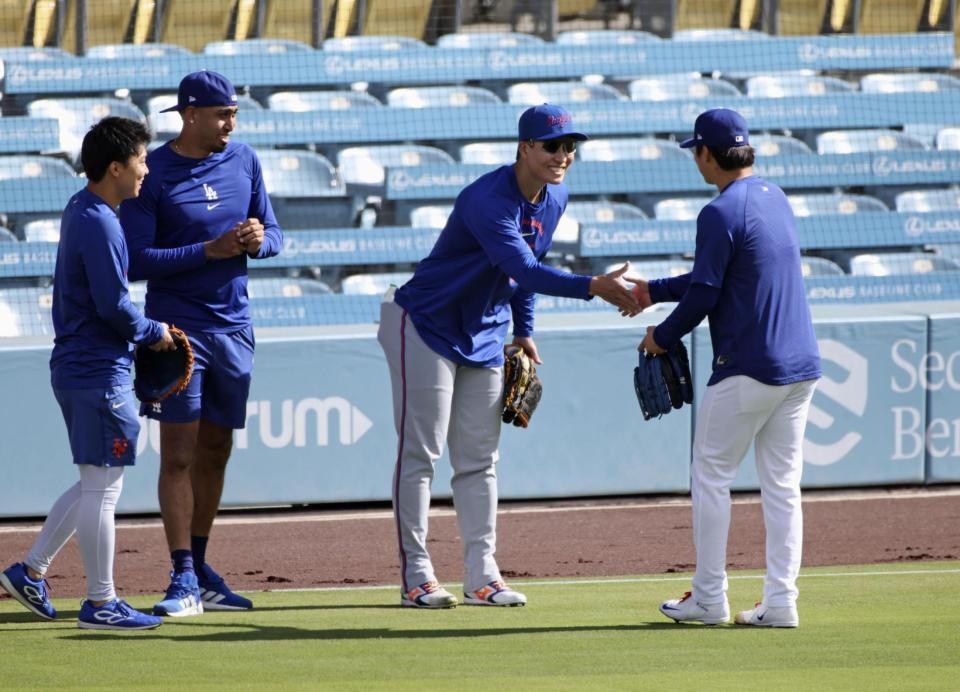 試合前、あいさつを交わす山本（右端）と千賀。左から２人目はディアス＝ロサンゼルス（共同）