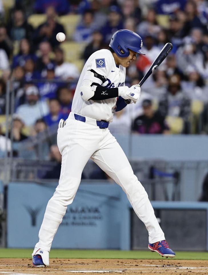 メッツ戦の１回、死球を受ける大谷＝ロサンゼルス（共同）