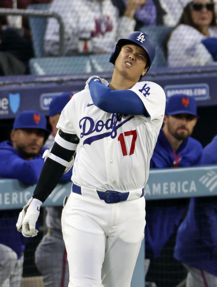 メッツ戦の１回、死球を受け出塁し、痛がる大谷＝ロサンゼルス（共同）
