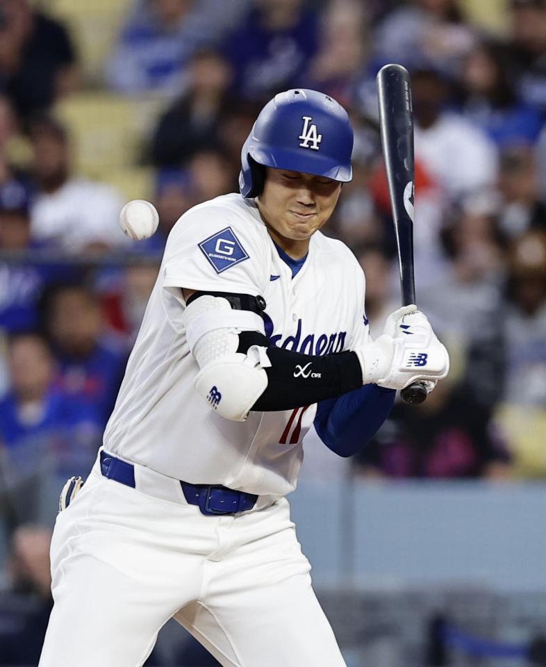 メッツ戦の１回、死球を受ける大谷＝ロサンゼルス（共同）