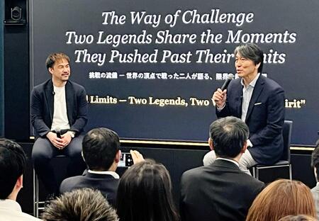 　トークイベントで対談する松井秀喜さん（右）と岡崎慎司さん（共同）